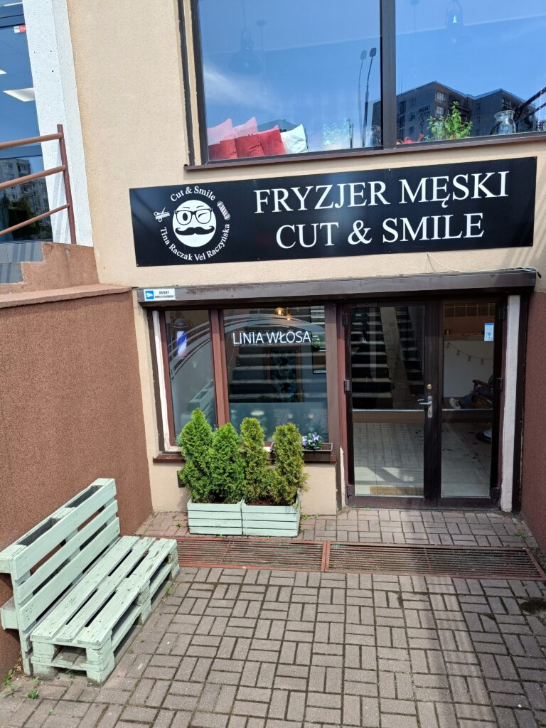 Zdjęcie przedstawia wejście do gabinetu Linia Włosa.